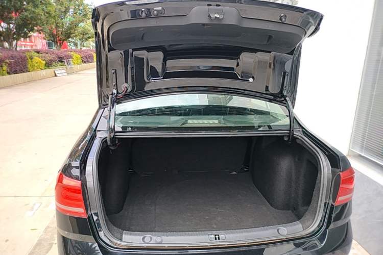 Used Volkswagen Lavida 2015 1.6L Manual Fashion Edition Trunk
