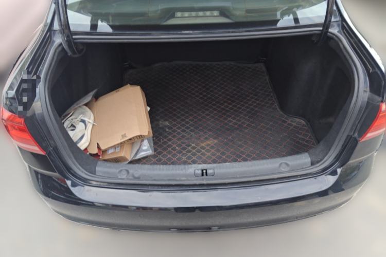 Used Volkswagen Lavida 2015 1.6L Manual Fashion Edition Trunk
