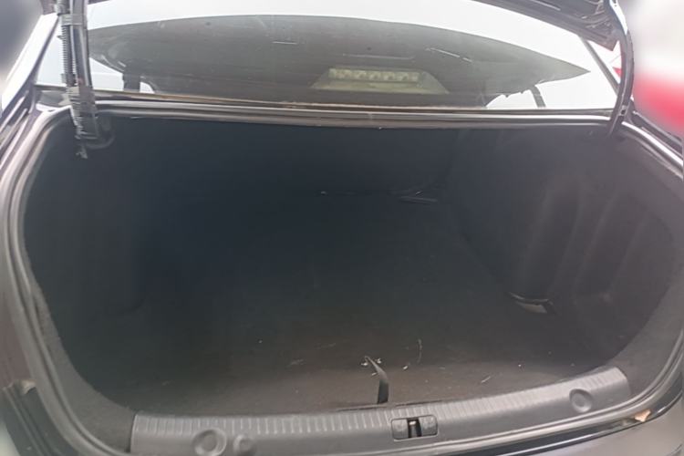 Used Volkswagen Lavida 2015 1.6L Automatic Fashion Edition Trunk