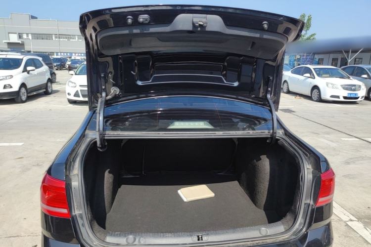 Used Volkswagen Lavida 2015 1.6L Automatic Fashion Edition Trunk
