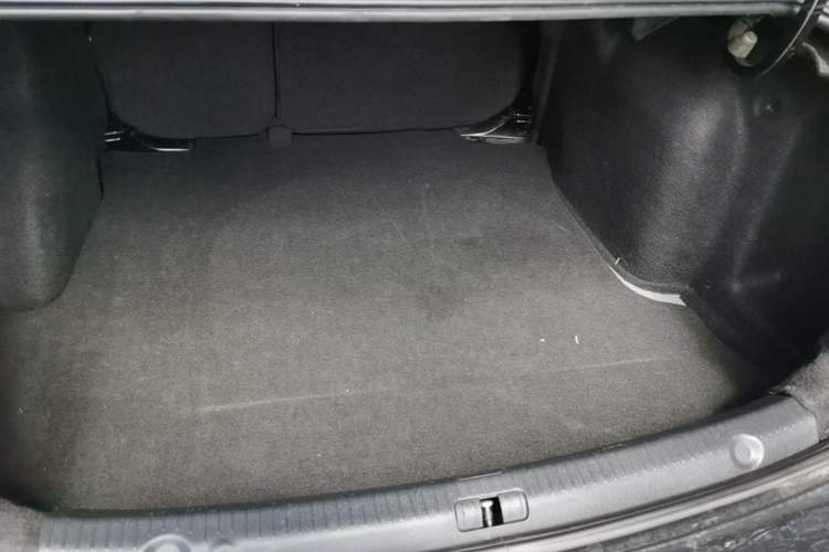 Used Volkswagen Lavida 2015 1.6L Automatic Comfort Edition Trunk