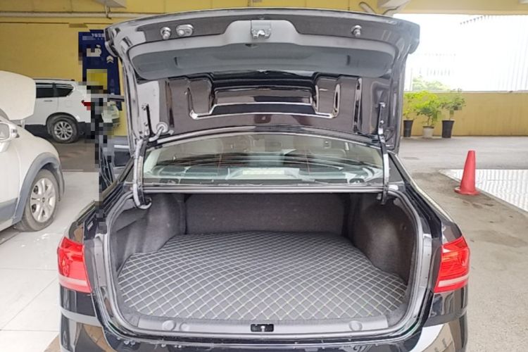 Used Volkswagen Lavida 2015 1.6L Automatic Fashion Edition Trunk
