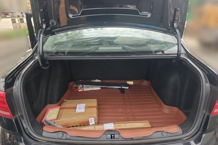 Used Volkswagen Lavida 2015 1.6L Automatic Fashion Edition Trunk