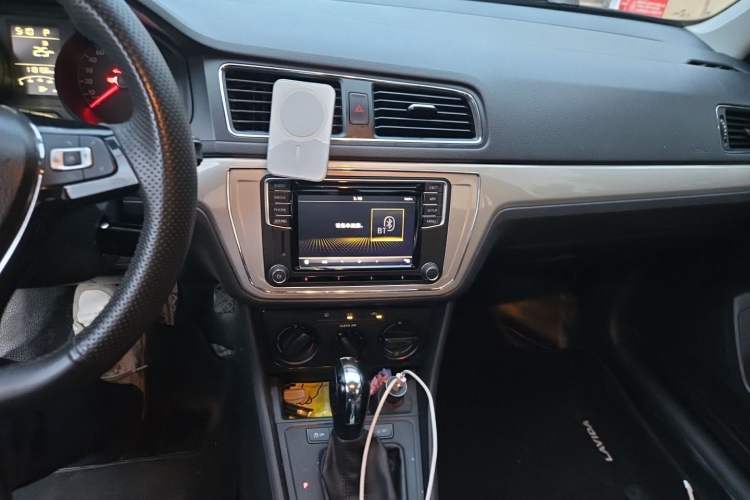Used Volkswagen Lavida 2015 1.6L Automatic Fashion Edition Audio And AC Panel