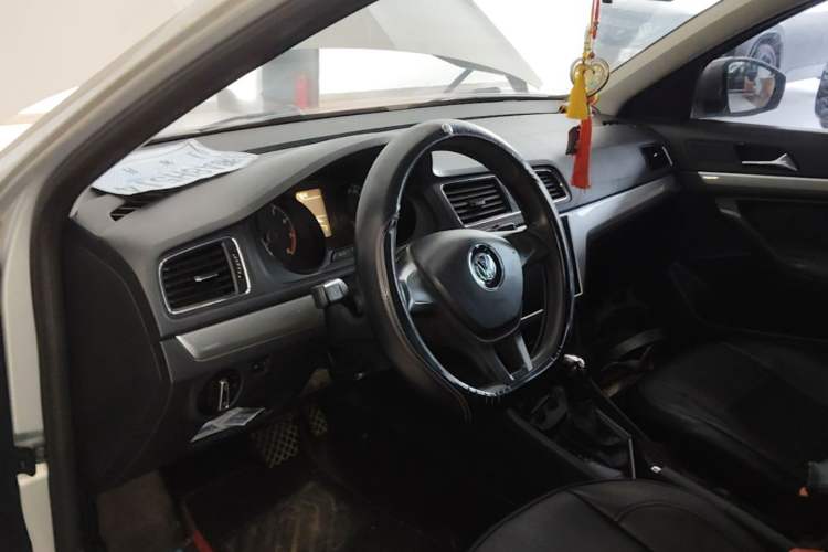 Used Volkswagen Lavida 2015 1.6L Automatic Fashion Edition Center Console
