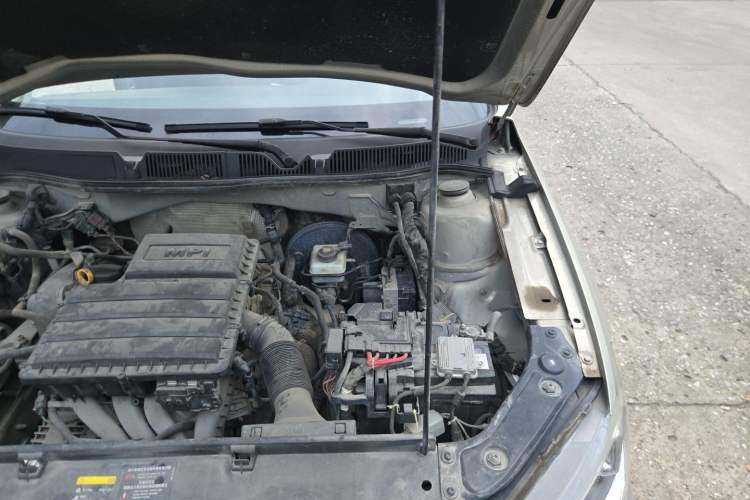Used Volkswagen Lavida 2015 1.6L Automatic Fashion Edition Engine Bay Left