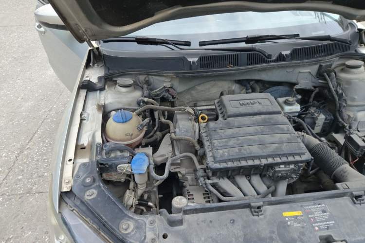 Used Volkswagen Lavida 2015 1.6L Automatic Fashion Edition Engine Bay Right