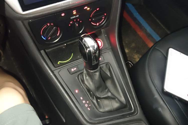 Used Volkswagen Lavida 2015 1.6L Automatic Fashion Edition Gear Lever