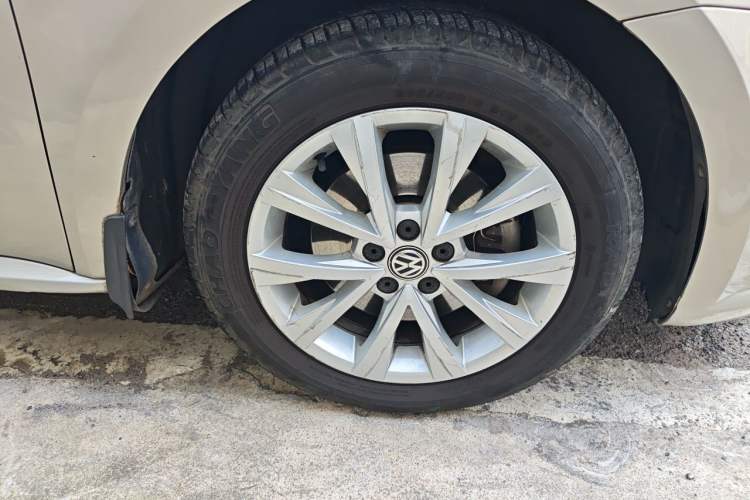 Used Volkswagen Lavida 2015 230TSI DSG Comfort Edition Right Front Wheel Hub