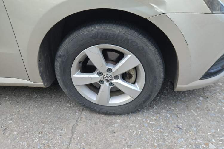 Used Volkswagen Lavida 2015 1.6L Automatic Fashion Edition Right Front Wheel Hub