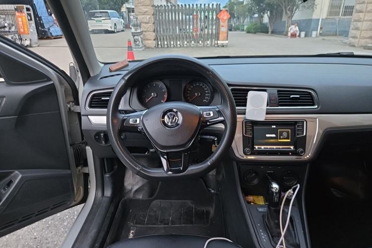 Used Volkswagen Lavida 2015 1.6L Automatic Fashion Edition Steering Wheel