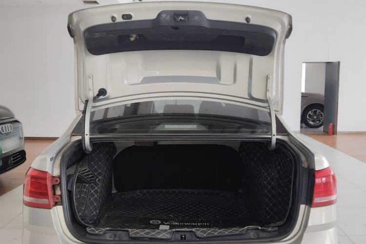 Used Volkswagen Lavida 2015 1.6L Automatic Fashion Edition Trunk