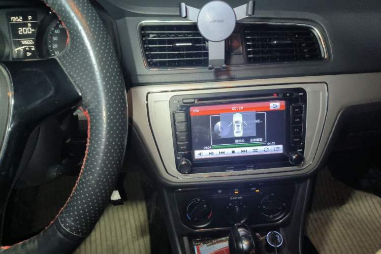 Used Volkswagen Lavida 2015 1.6L Automatic Comfort Edition Audio And AC Panel