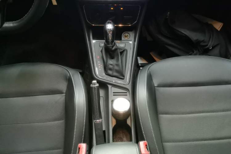 Used Volkswagen Lavida 2015 1.6L Automatic Comfort Edition Gear Lever