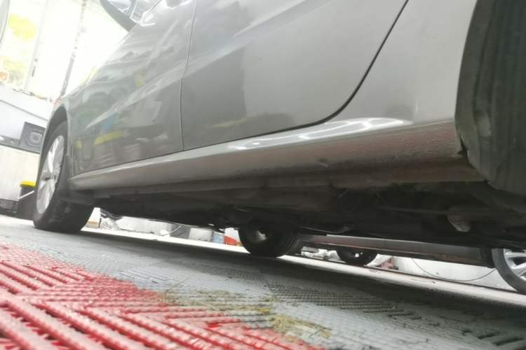 Used Volkswagen Lavida 2015 1.6L Automatic Comfort Edition Left Side Sill