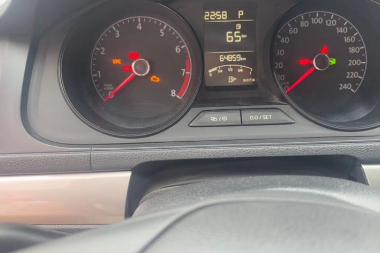 Used Volkswagen Lavida 2015 1.6L Automatic Fashion Edition Odometer Close Up