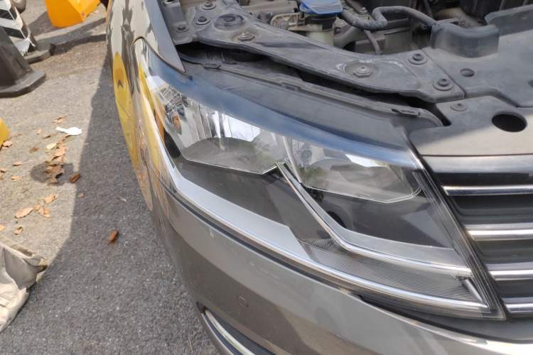 Used Volkswagen Lavida 2015 1.6L Automatic Comfort Edition Right Front Headlight