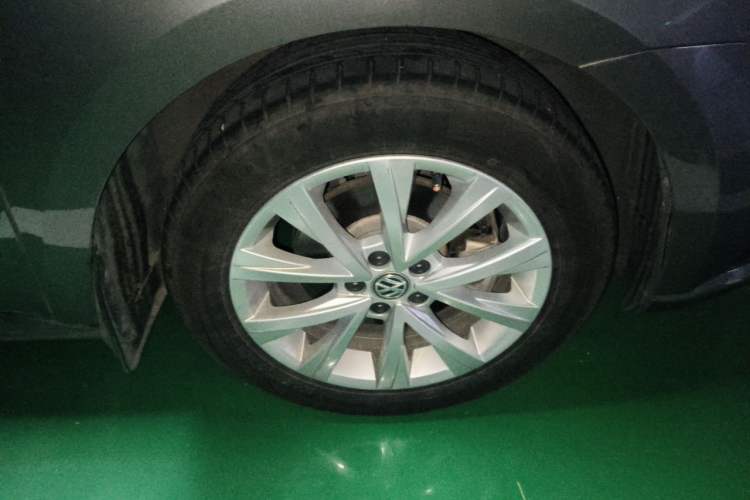 Used Volkswagen Lavida 2015 1.6L Automatic Comfort Edition Right Front Wheel Hub