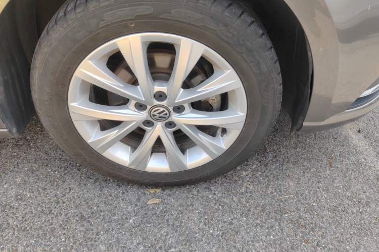 Used Volkswagen Lavida 2015 1.6L Automatic Comfort Edition Right Front Wheel Hub