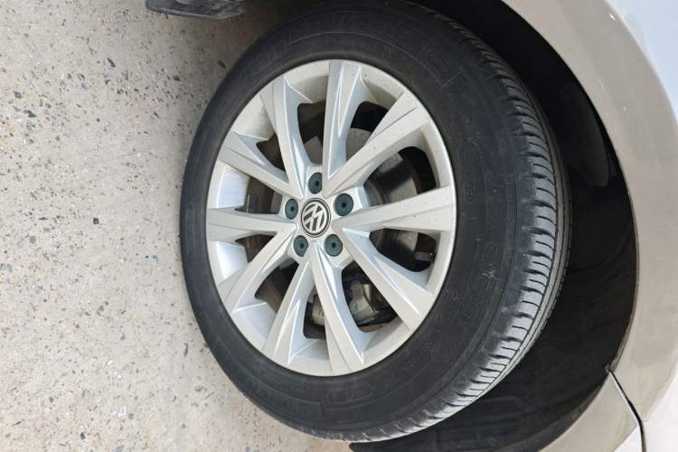 Used Volkswagen Lavida 2015 1.6L Automatic Comfort Edition Right Front Wheel Hub