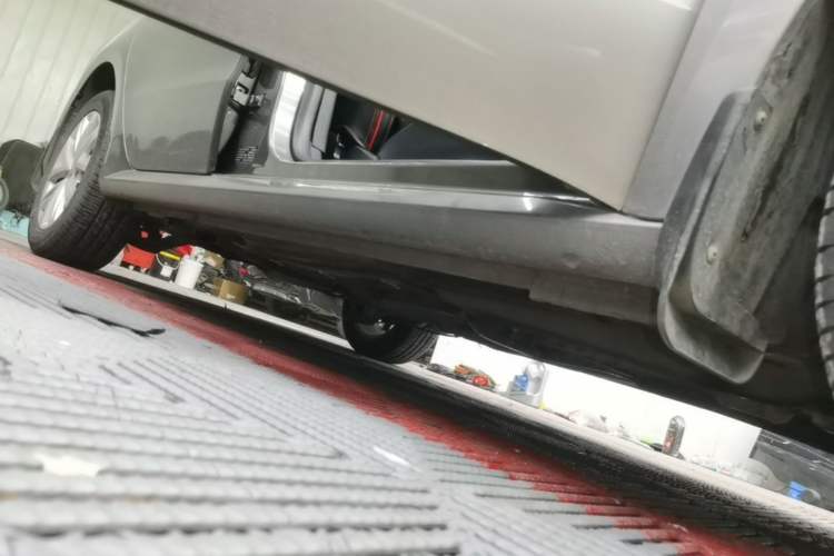 Used Volkswagen Lavida 2015 1.6L Automatic Comfort Edition Right Side Sill