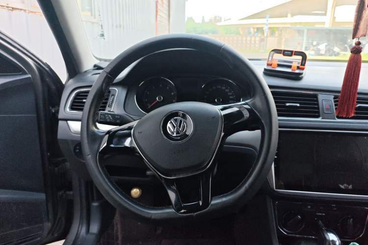 Used Volkswagen Lavida 2015 1.6L Automatic Comfort Edition Steering Wheel