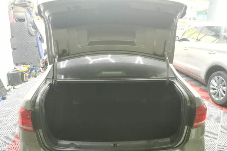 Used Volkswagen Lavida 2015 1.6L Automatic Comfort Edition Trunk