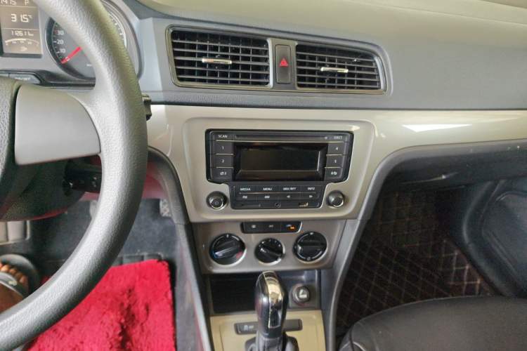 Used Volkswagen Lavida 2015 1.6L Automatic Fashion Edition Audio And AC Panel