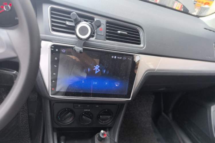 Used Volkswagen Lavida 2015 1.6L Manual Fashion Edition Audio And AC Panel