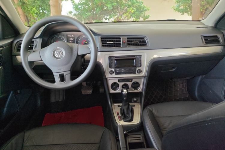 Used Volkswagen Lavida 2015 1.6L Automatic Fashion Edition Center Console