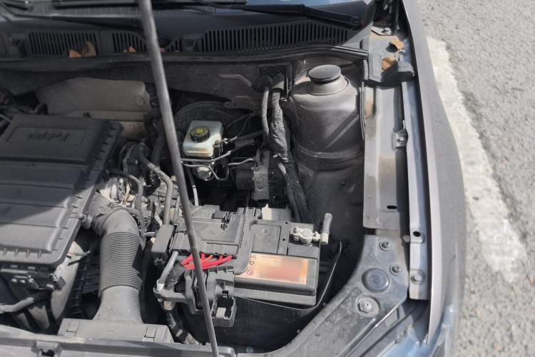 Used Volkswagen Lavida 2015 1.6L Manual Fashion Edition Engine Bay Left