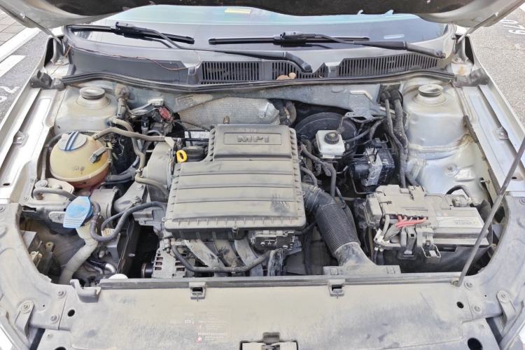 Used Volkswagen Lavida 2015 1.6L Manual Fashion Edition Engine Bay