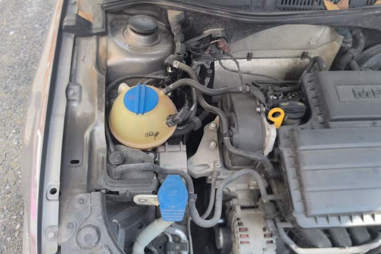 Used Volkswagen Lavida 2015 1.6L Manual Fashion Edition Engine Bay Right