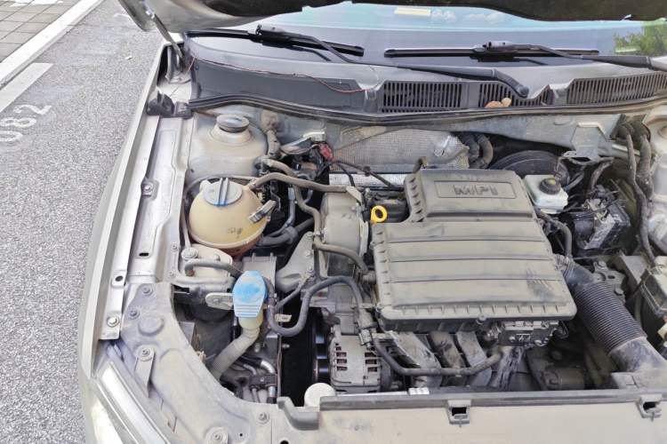 Used Volkswagen Lavida 2015 1.6L Manual Fashion Edition Engine Bay Right