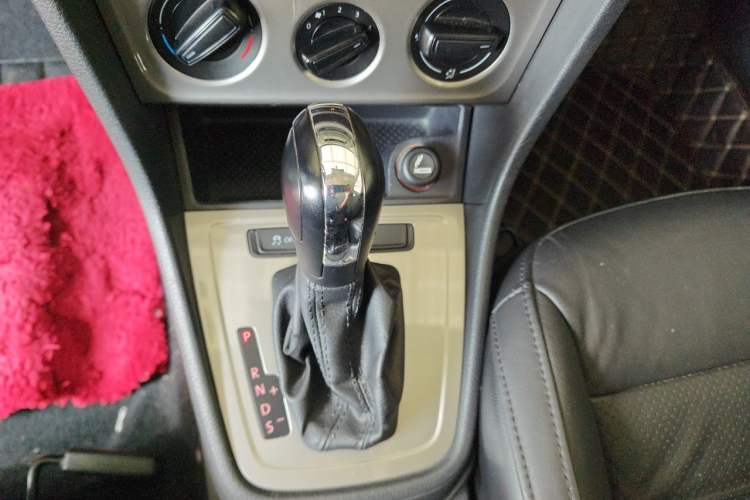 Used Volkswagen Lavida 2015 1.6L Automatic Fashion Edition Gear Lever