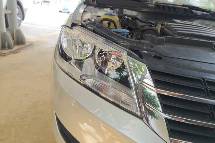 Used Volkswagen Lavida 2015 1.6L Automatic Fashion Edition Right Front Headlight