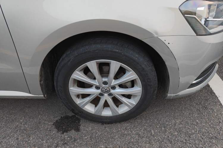Used Volkswagen Lavida 2015 1.6L Automatic Comfort Edition Right Front Wheel Hub