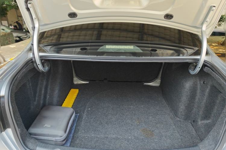 Used Volkswagen Lavida 2015 1.6L Automatic Fashion Edition Trunk