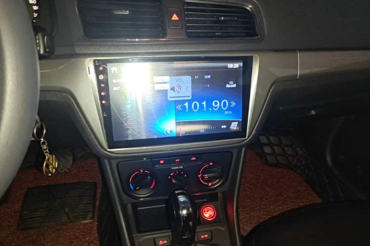 Used Volkswagen Lavida 2015 1.6L Automatic Fashion Edition Audio And AC Panel