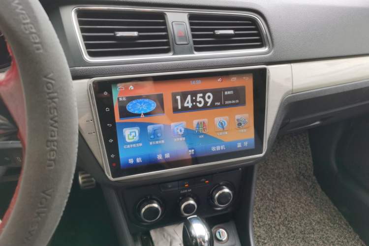 Used Volkswagen Lavida 2015 1.6L Automatic Fashion Edition Audio And AC Panel