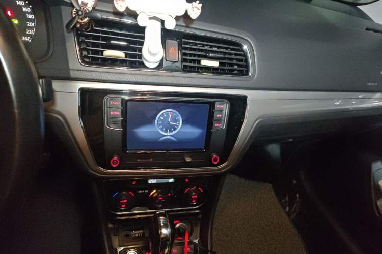 Used Volkswagen Lavida 2015 1.6L Automatic Luxury Edition Audio And AC Panel