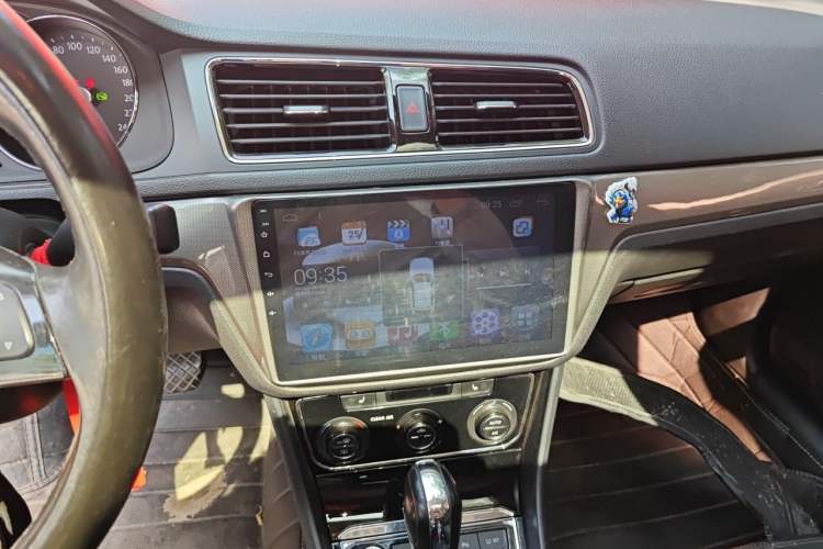 Used Volkswagen Lavida 2015 1.6L Automatic Luxury Edition Audio And AC Panel