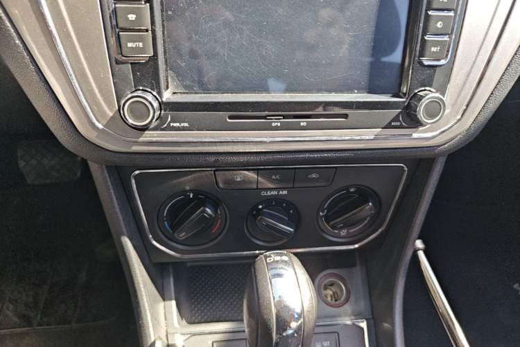 Used Volkswagen Lavida 2015 230TSI DSG Comfort Edition Audio And AC Panel
