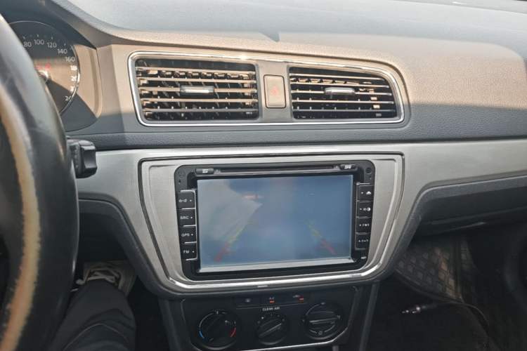 Used Volkswagen Lavida 2015 1.6L Automatic Comfort Edition Audio And AC Panel