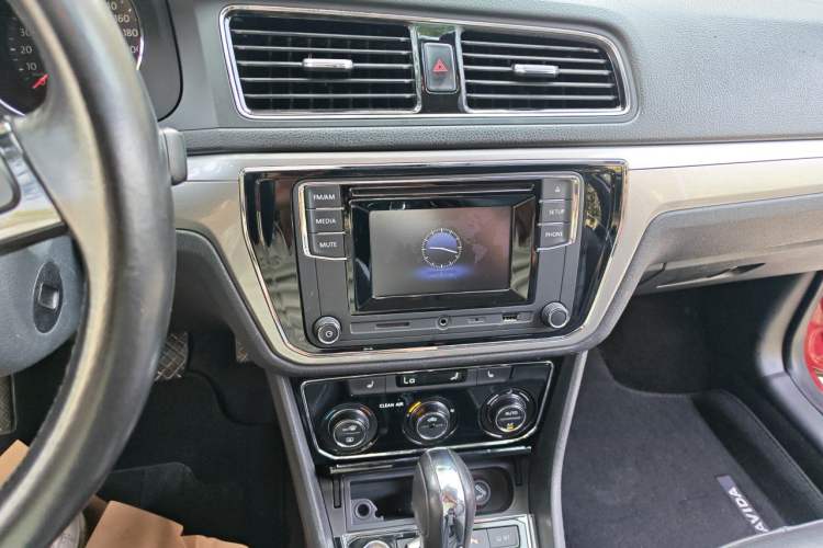 Used Volkswagen Lavida 2015 1.6L Automatic Luxury Edition Audio And AC Panel
