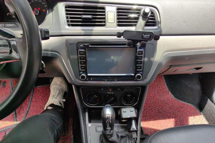 Used Volkswagen Lavida 2015 1.6L Automatic Comfort Edition Audio And AC Panel