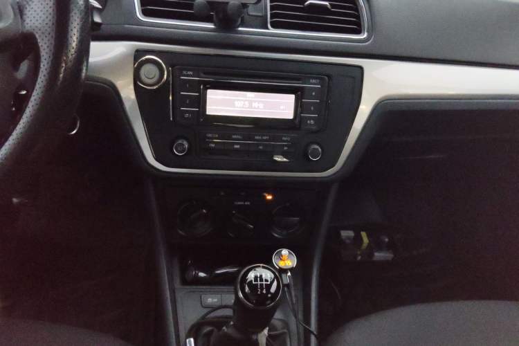 Used Volkswagen Lavida 2015 1.6L Manual Fashion Edition Audio And AC Panel