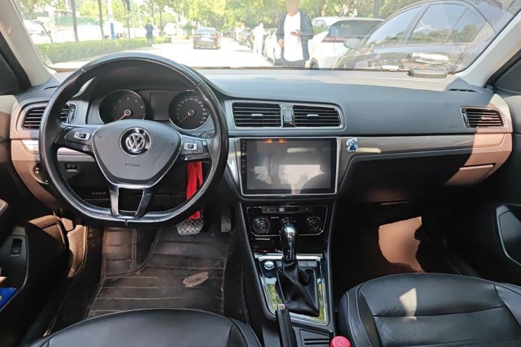 Used Volkswagen Lavida 2015 1.6L Automatic Luxury Edition Center Console
