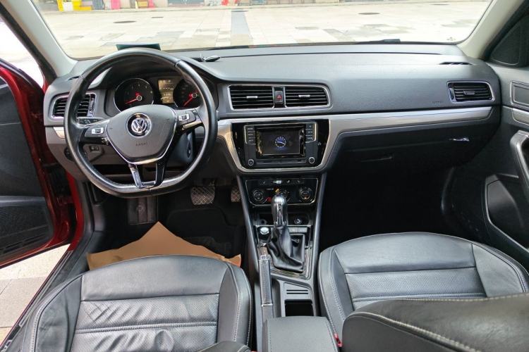 Used Volkswagen Lavida 2015 1.6L Automatic Luxury Edition Center Console