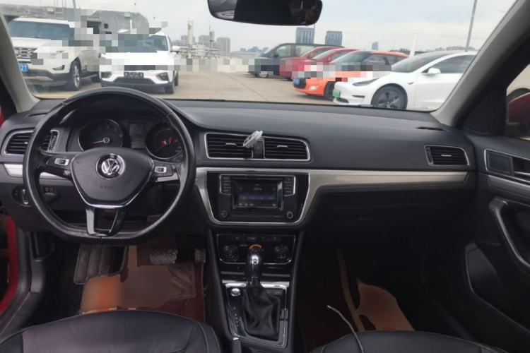 Used Volkswagen Lavida 2015 1.6L Automatic Luxury Edition Center Console